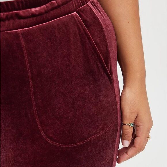 Torrid Tapered Pull On Pant - Stretch Velvet Wine 2X - Picture 3 of 5